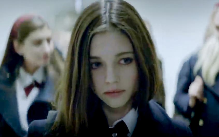 [图]India Eisley 的惊悚片《镜中人》采访