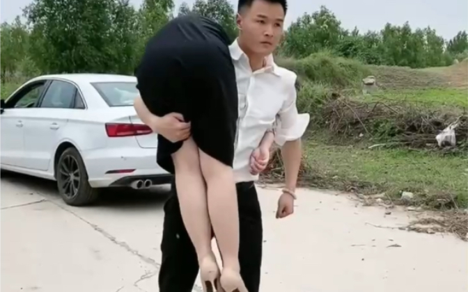 英雄救美扛走被迷晕的美女