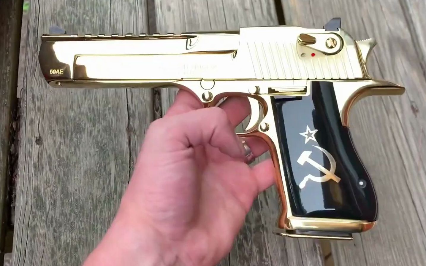 闪闪发亮的黄金沙鹰手枪,人见人爱,威力后坐力肯定不小