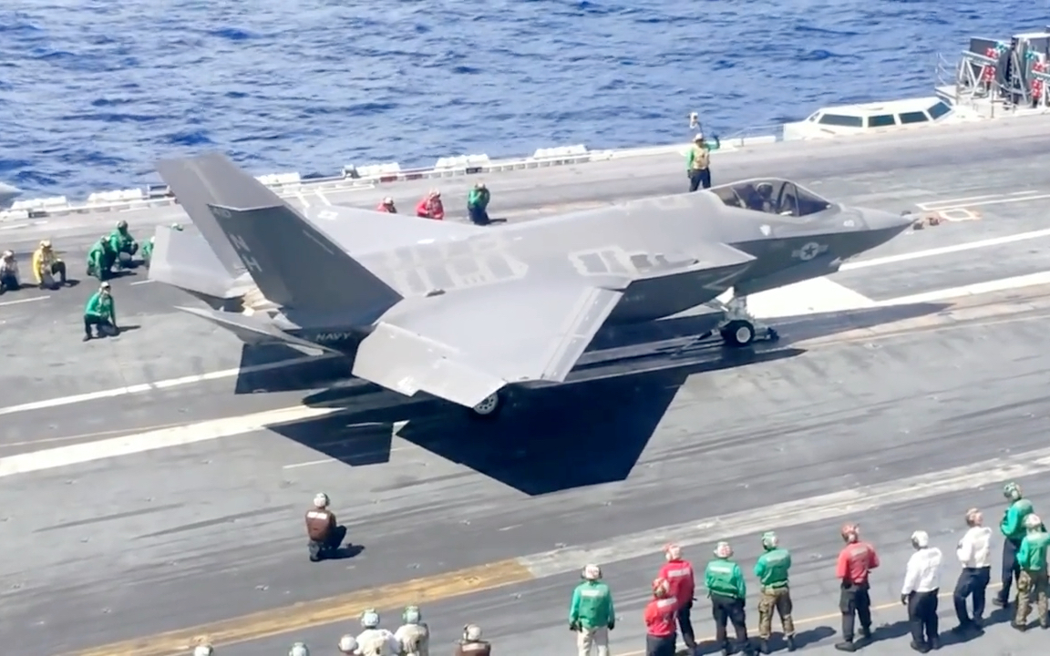 美军航母上弹射f18和f35战斗机