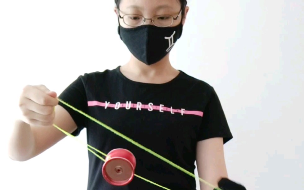 萌新用红冰焰玩悠悠球一个月星际推移凌空跳跃水平翻转