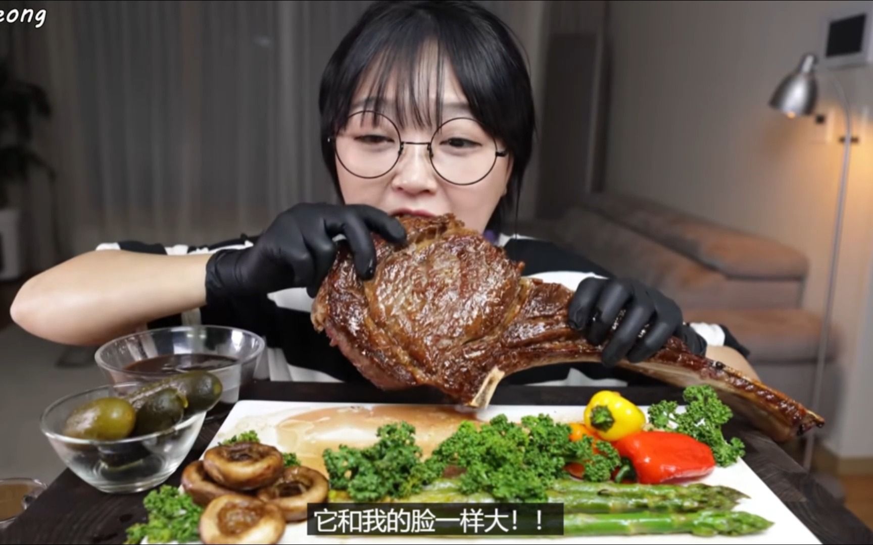 [aejeong]韩国吃播 非常多汁的战斧牛排!