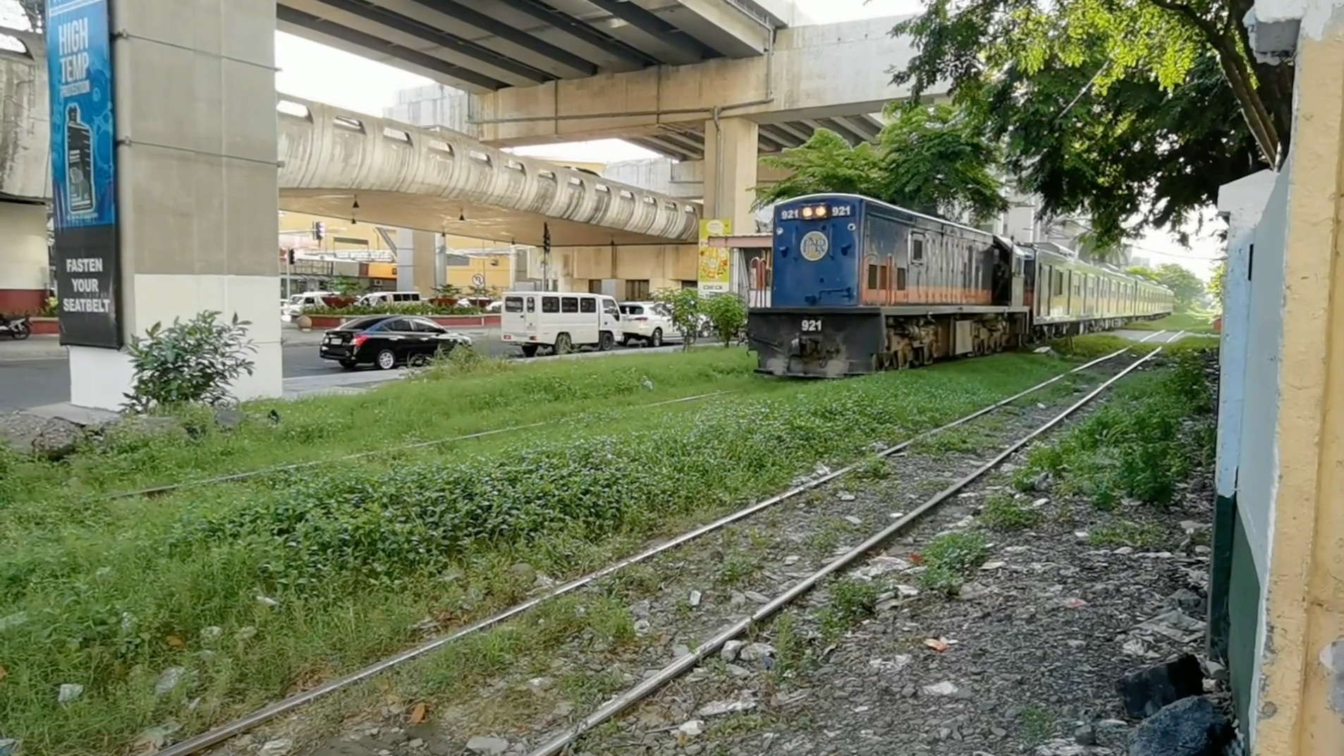 菲律宾城市中还有火车经过,你看过吗?菲律宾探索者带你们看看