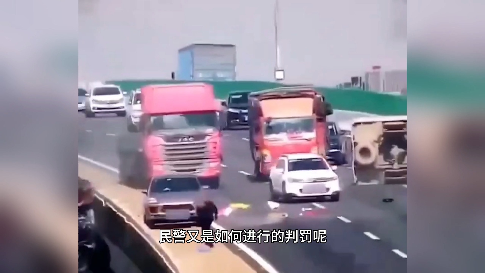 货车失控致小车严重翻车摔下高架桥，网友：这是国产车最强广告！