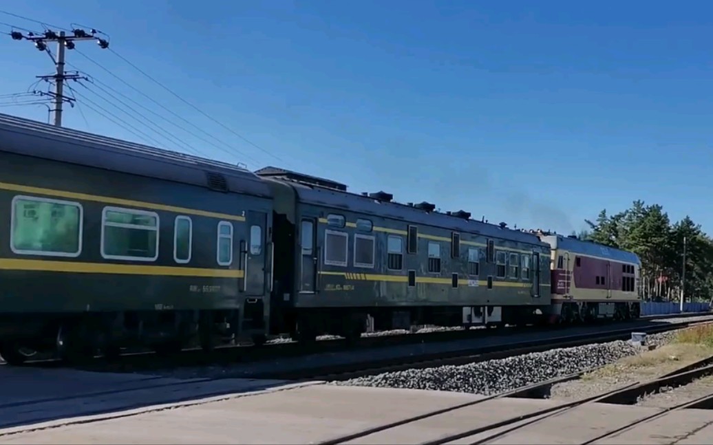 滨北线 k7053次列车出呼兰站 本务哈局三段df4dk 3251