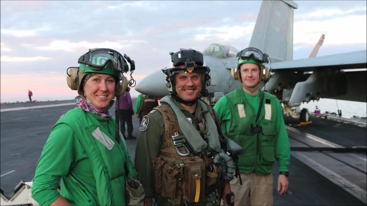 美军展示海军航空兵在航空母舰上的服役生活
