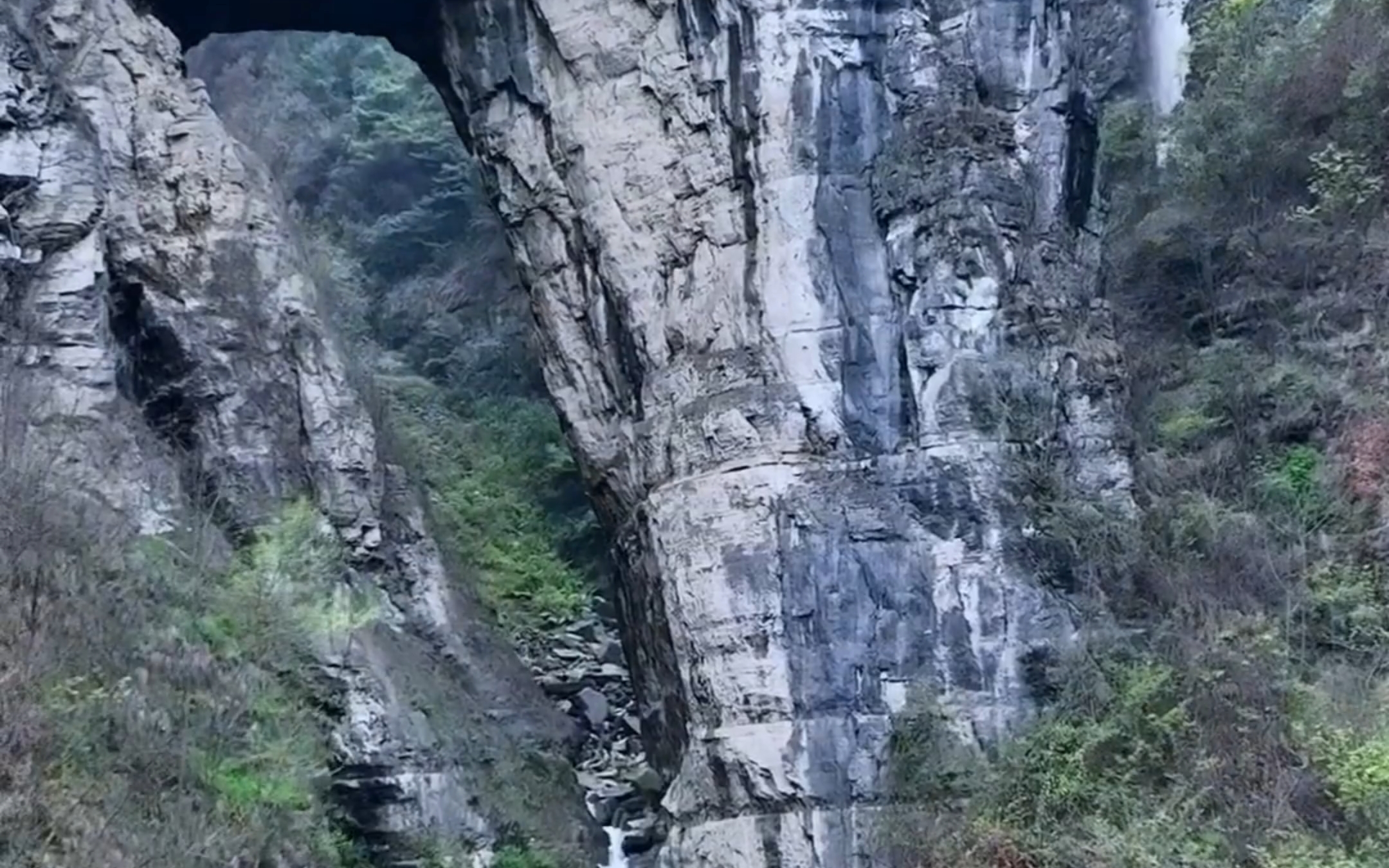 象鼻山:山如其形,危崖陡耸,怪石峭立,瀑布高悬哔哩哔哩bilibili