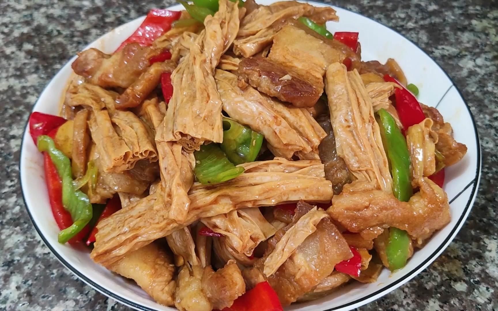 五花肉焖腐竹的做法鲜香入味肥而不腻每次做都多吃两碗饭