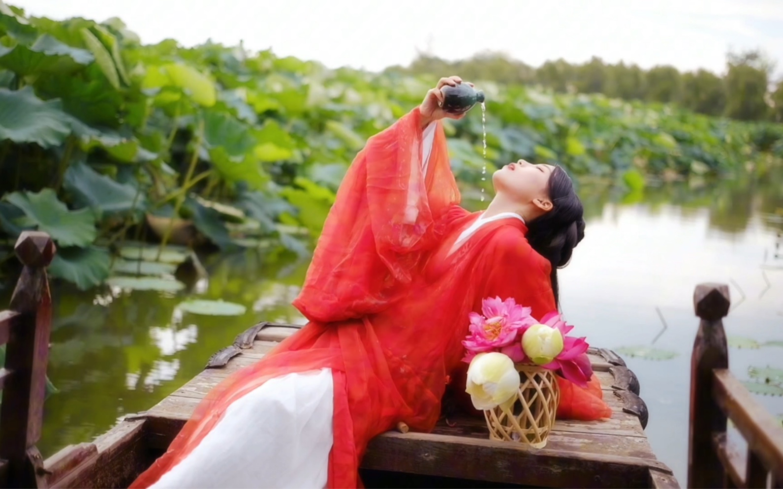 我独饮晚风做酒,叹一生痴情入喉