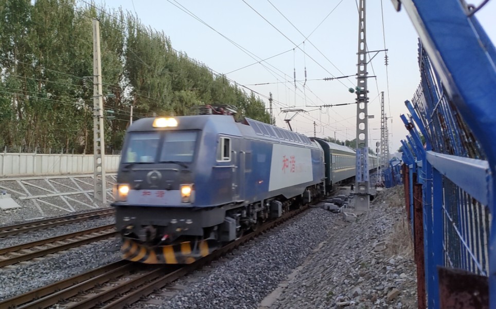 沈山线于揽区间hxd3b0372回送t301/2车底通过12km道口接近于洪站