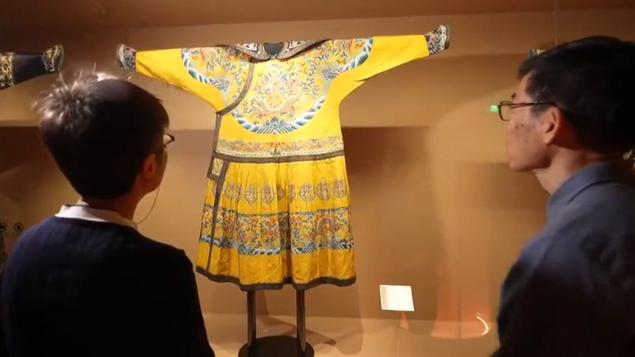 国采与宫色 清代宫廷织绣服饰色彩展 传统服饰 故宫博物院 丝织品 织染 孔雀翎羽服 龙袍 衮服 朝袍 礼服、祭服 衣料、佩饰、画样