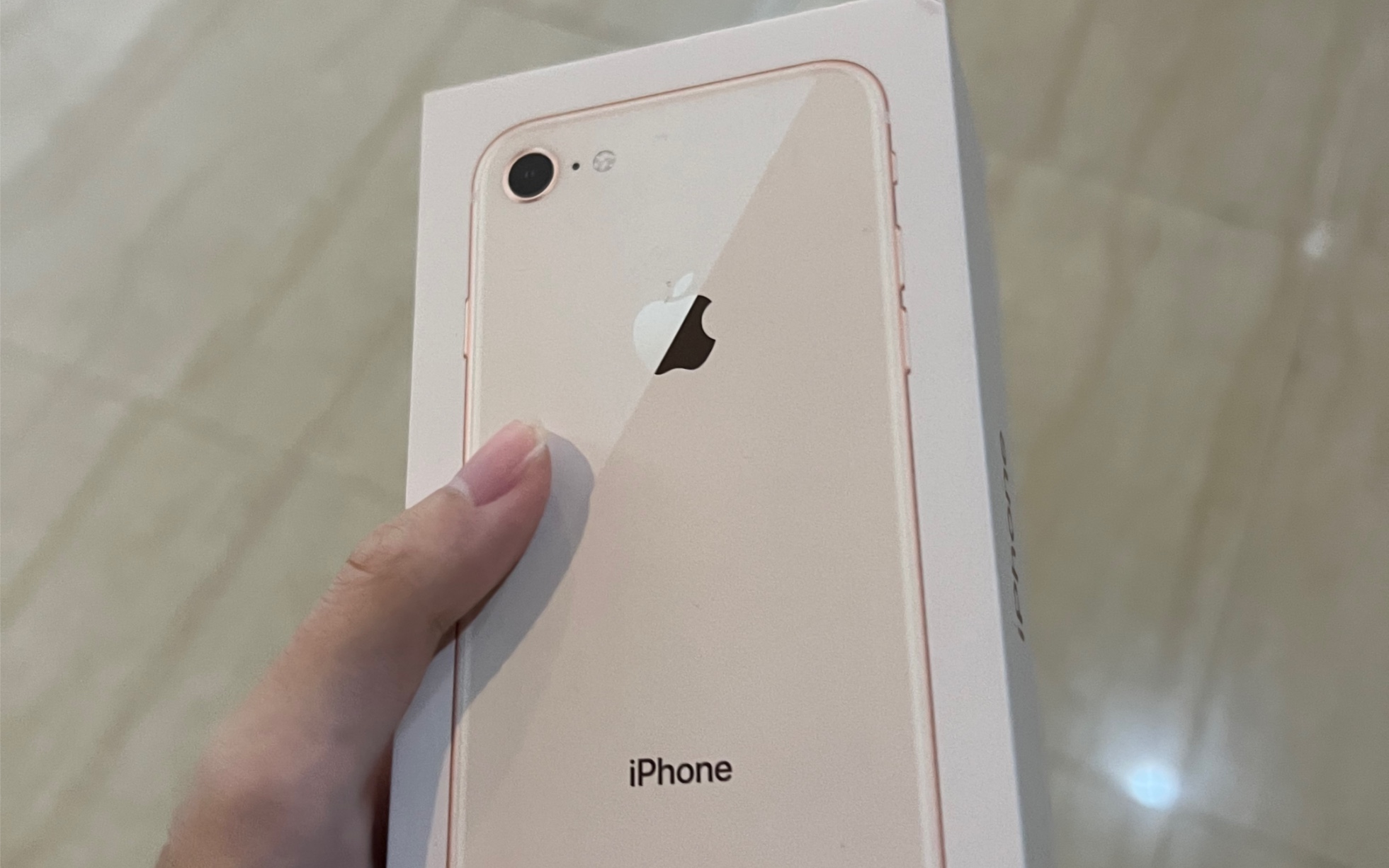 2023年的iPhone8沉浸式开箱,奶金色是真的漂亮,再战3年