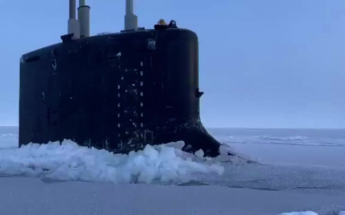 "弗吉尼亚"级,"洛杉矶"级攻击核潜艇破冰前行