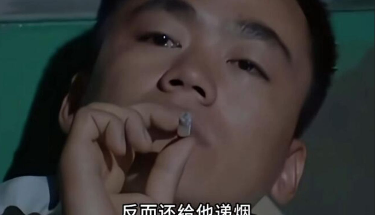 为什么许三多在连队抽烟,纠察不但不管还要给他递烟