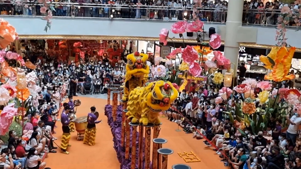 [图]每逢春节必有醒狮，双狮高桩献瑞