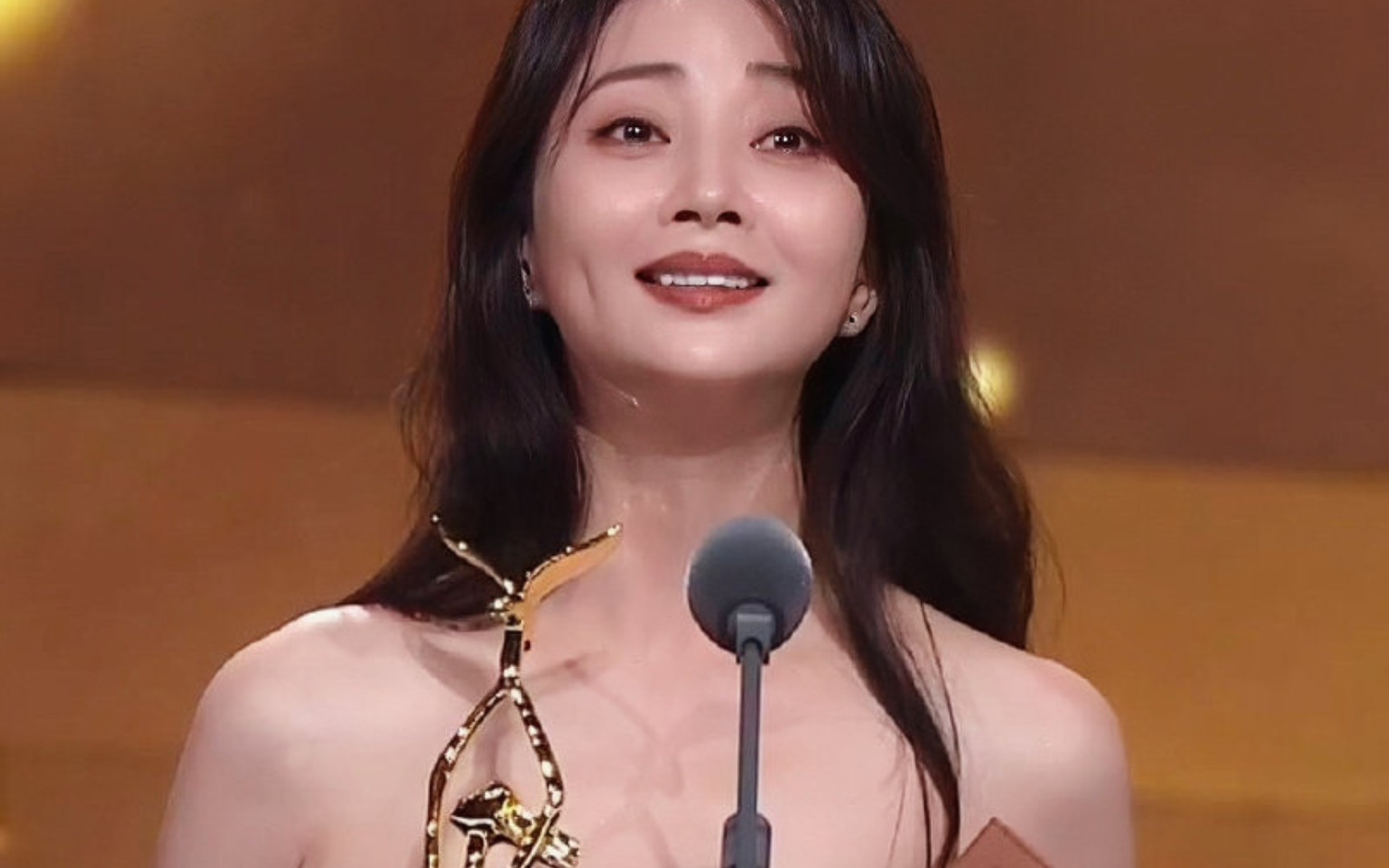 殷桃:一个鲜活的能够打动人心的角色,她是有温度的有态度的有力量的