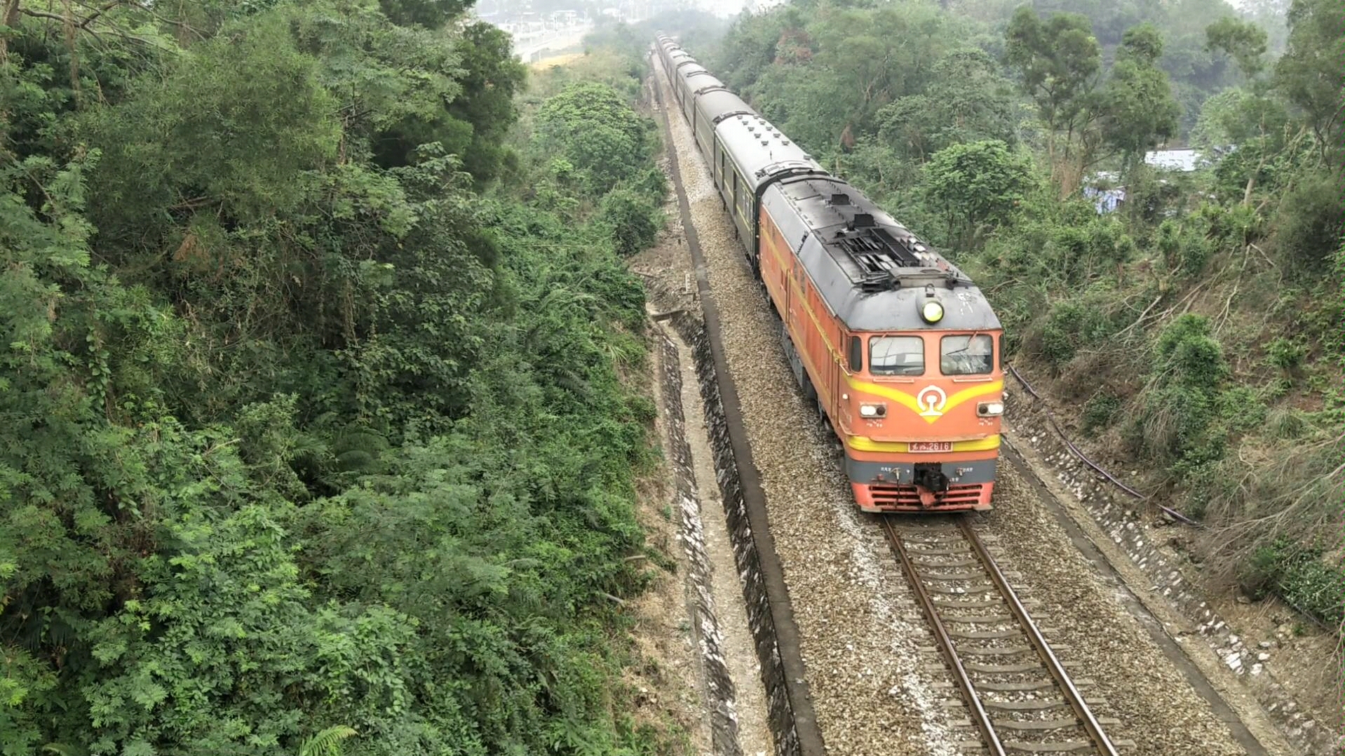 【铁路】广茂线 广铁广段df4bk 2616牵引k837次准备进肇庆站_哔哩哔哩