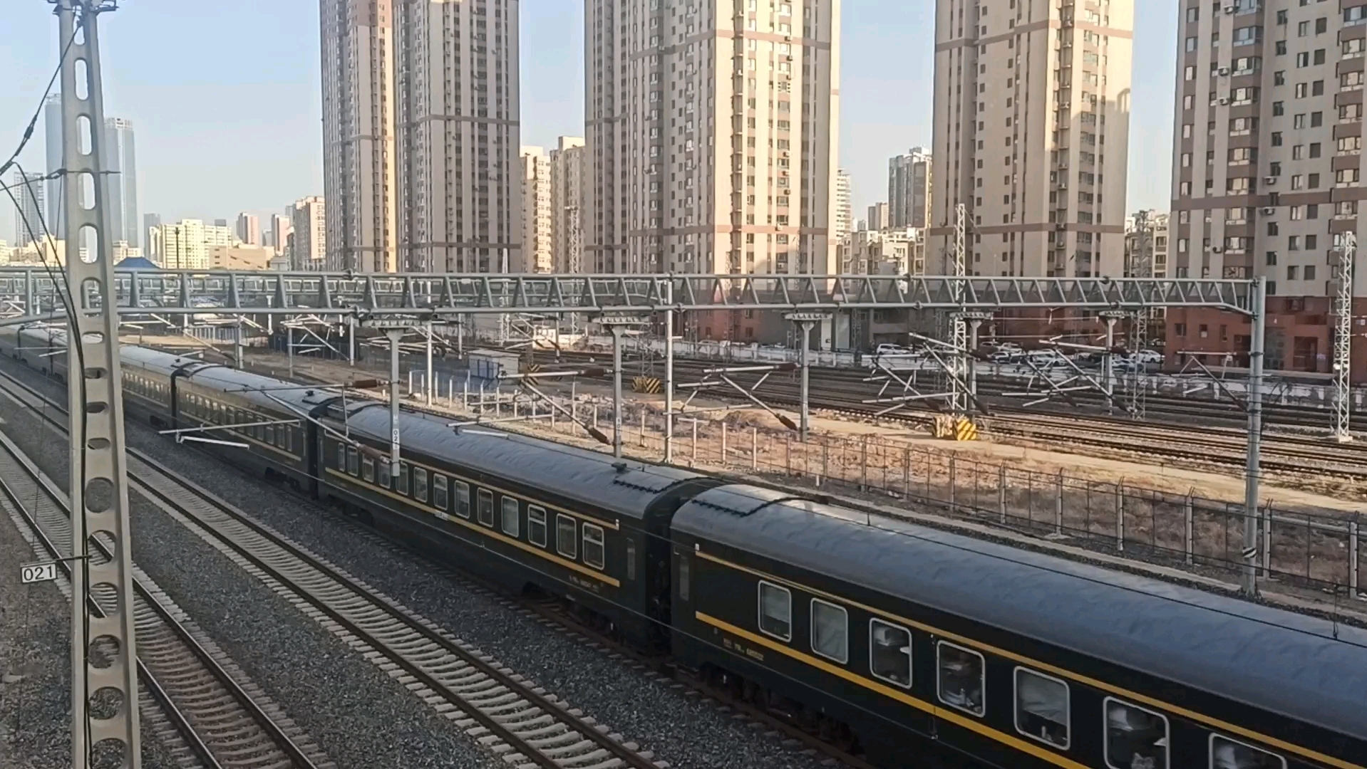 哈尔滨西——海口z114次通过皇姑屯天桥,沈局沈段hxd3d-0216