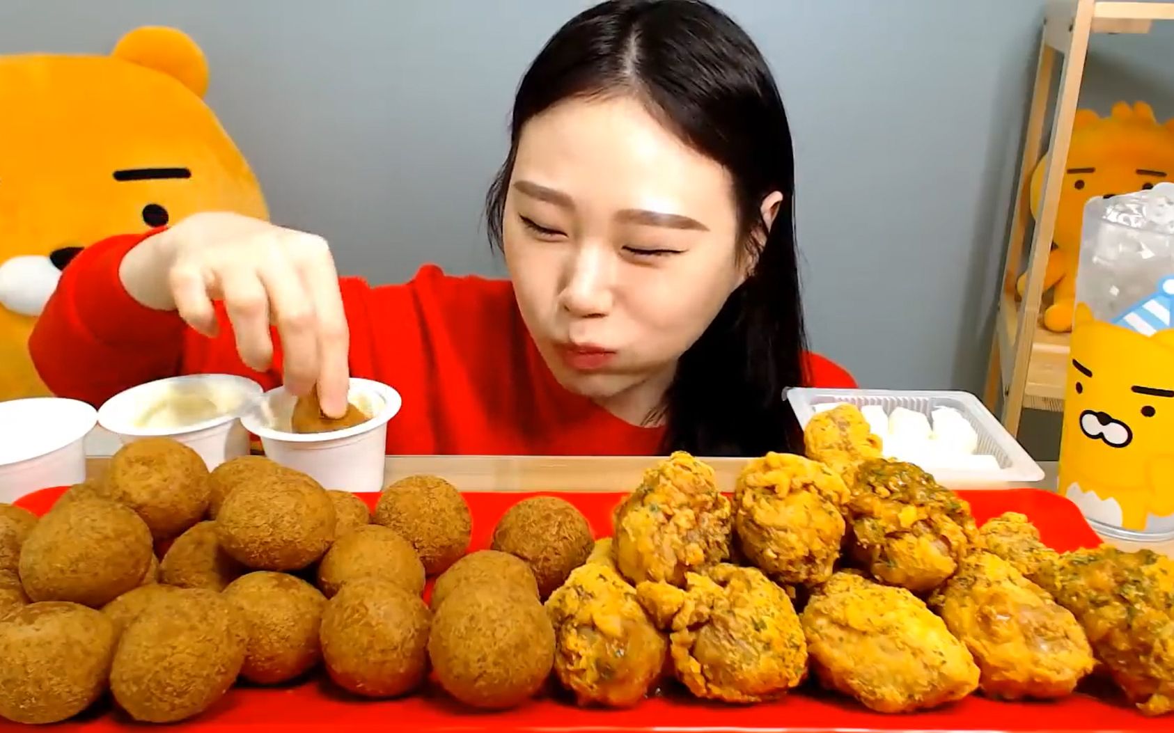 韩国吃播卡妹吃炸鸡配上热热的芝士球