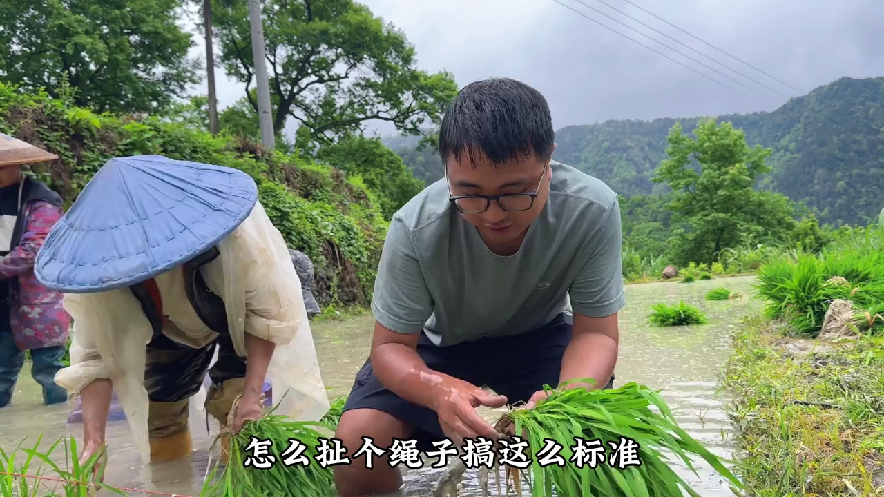 寨子最后一家老乡栽秧,冬宝和妈妈都去帮忙,跟聚会一样,真惬意