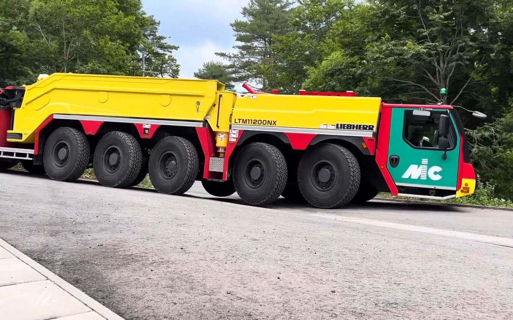 利勃海尔ltm11200nx起重机下斜坡右拐