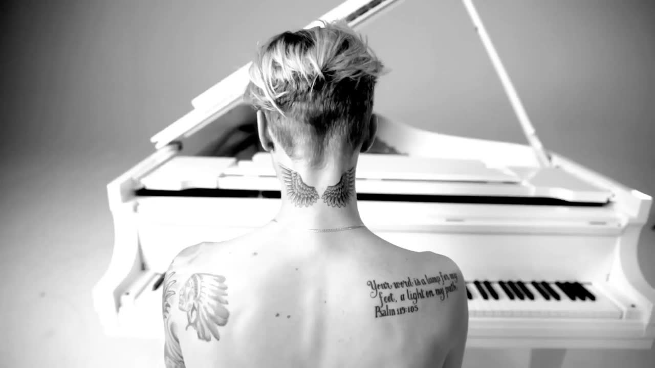 justin bieber贾斯丁谈身上的纹身 有一个媽媽眼睛的刺青