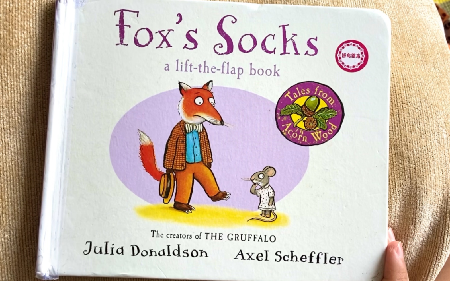 [图]【姐姐读绘本】Tales From Acorn Wood翻翻书 Fox’s Socks