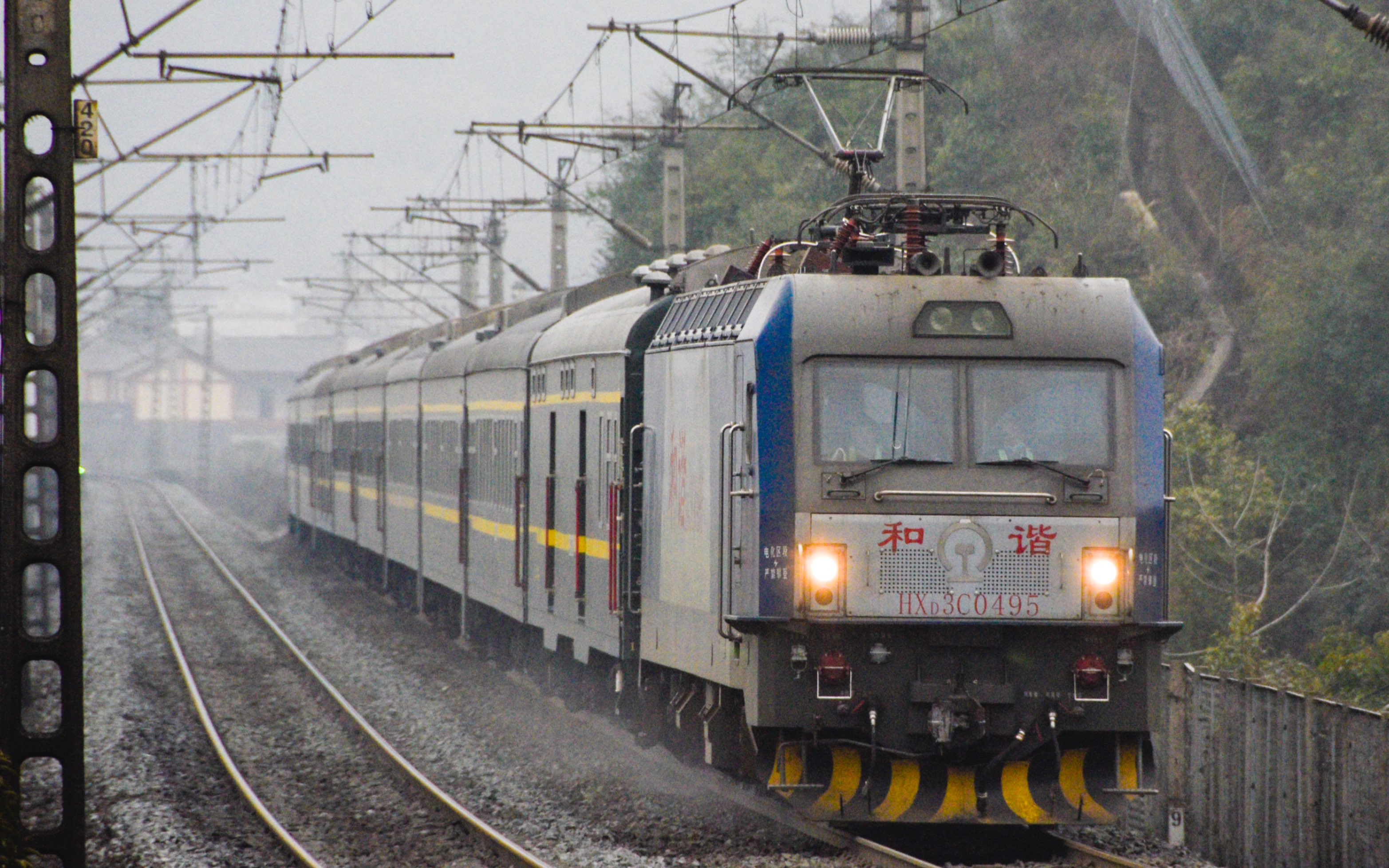 【4k】尝试与大车打招呼 成局成段hxd3c牵引5645次快速通过_哔哩哔哩