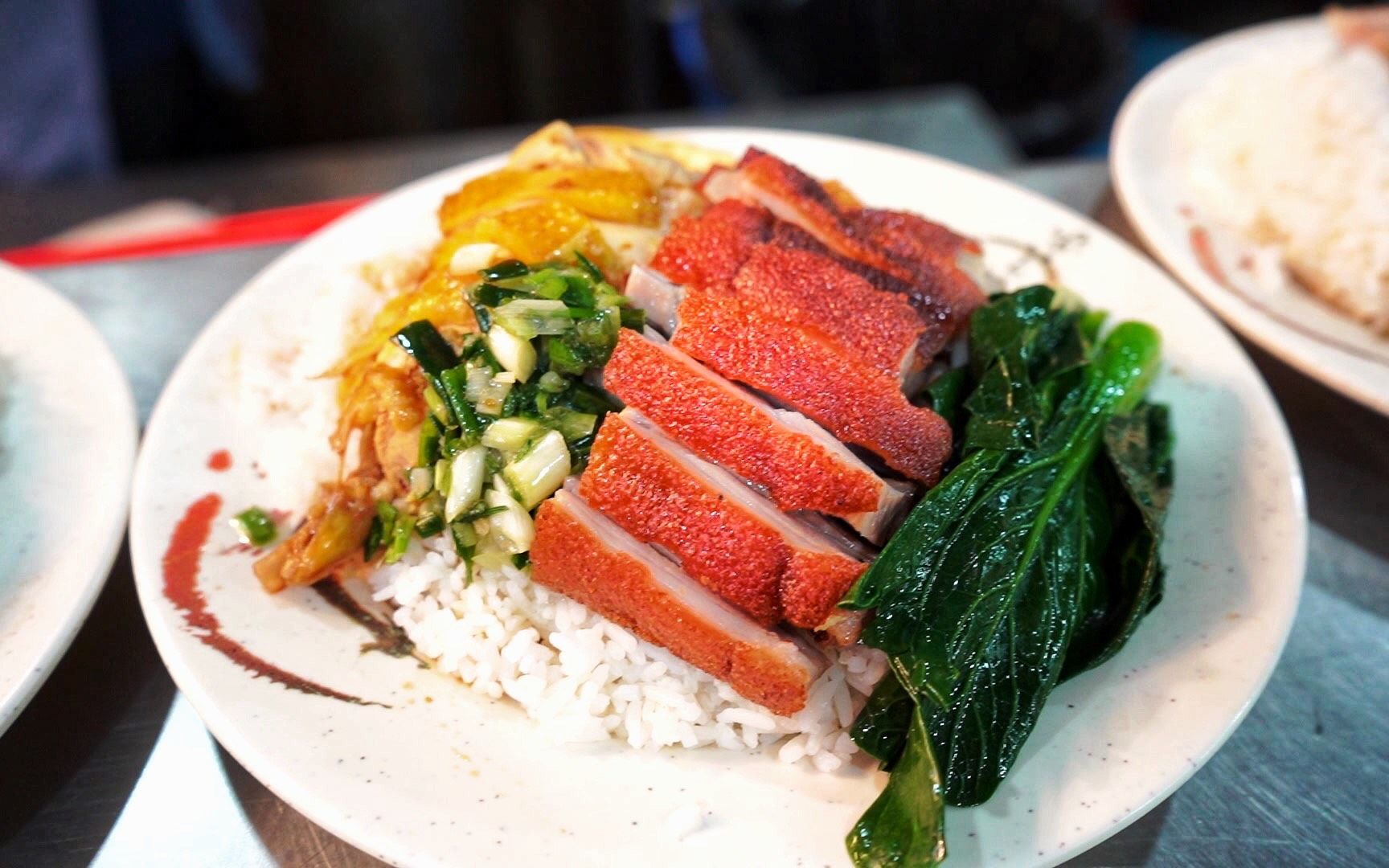 香港原创 来一碟皮脆肉嫩烧乳猪饭 加杯冻柠檬茶 太配了 超有食欲 全