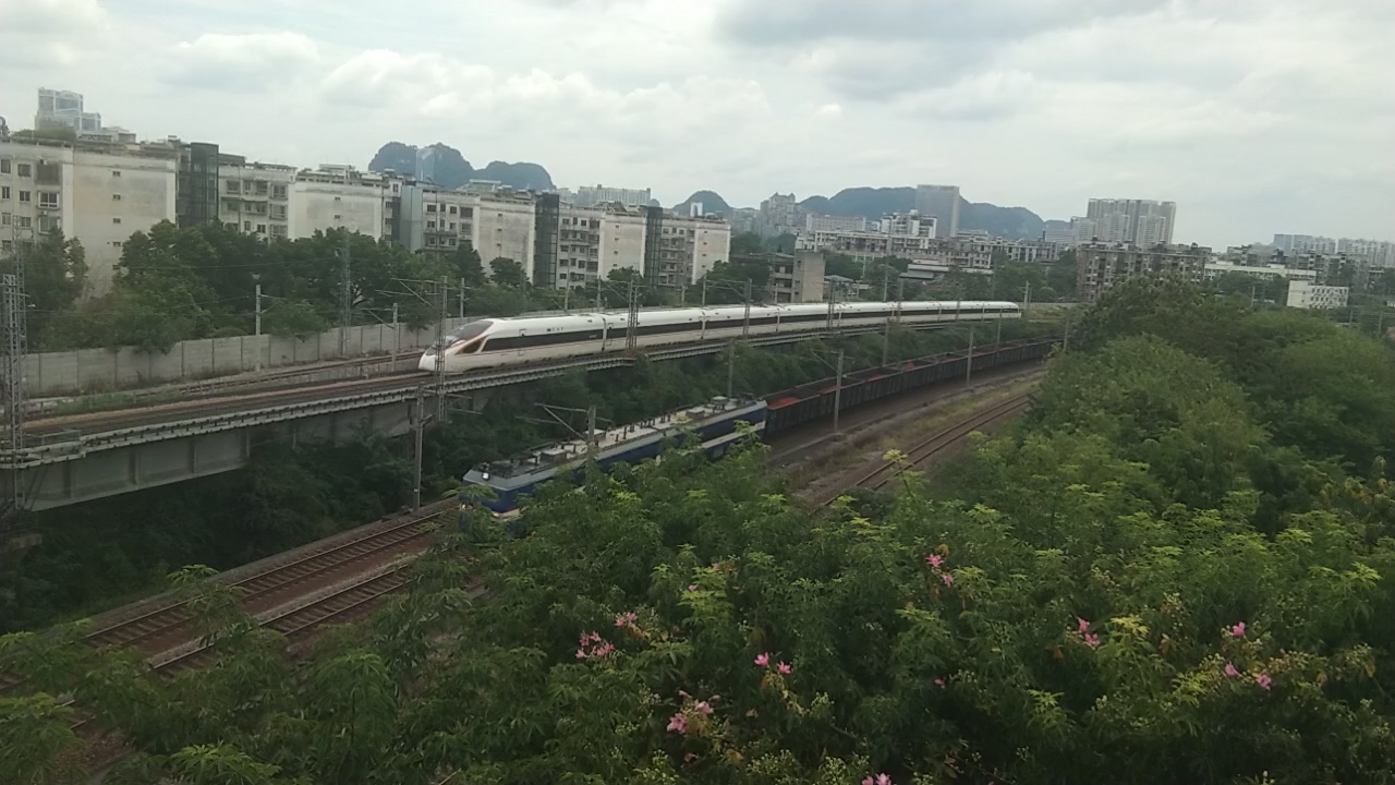 成局贵段ss3b6071a/b牵引渣土货列通过上行黔桂线