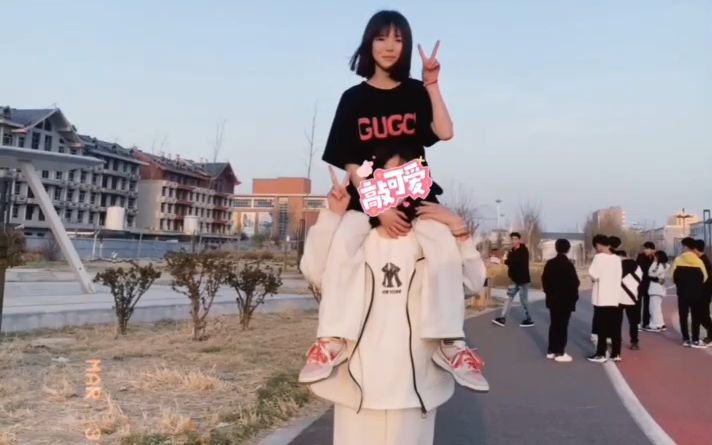 闺蜜骑脖子拍照