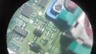 玩家在别处改完摇杆就出现不能无线，结果是改装的商家把主板翘掉好几个元件。