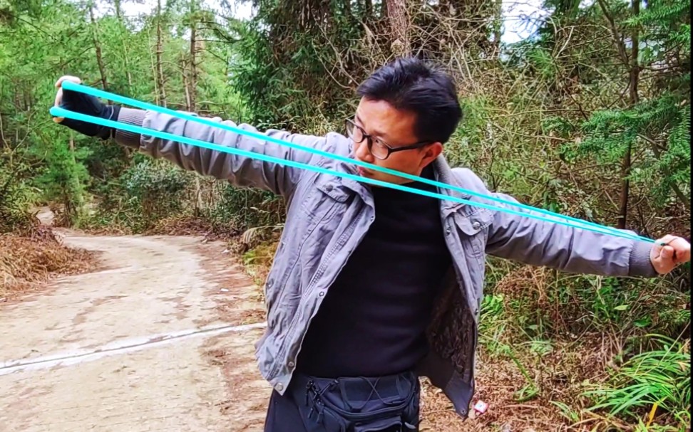 捏兜的手好点了出来户外玩玩绑绑皮筋练练弹弓