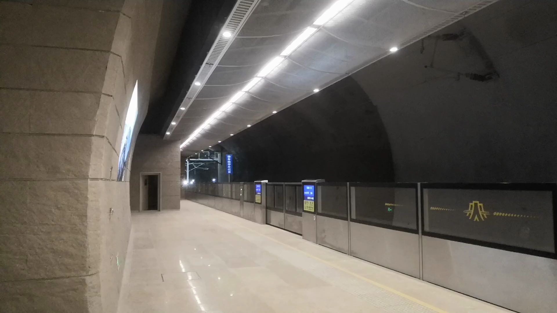 复兴号cr400bfg新八达岭隧道内250km/h高速跨八达岭长城站