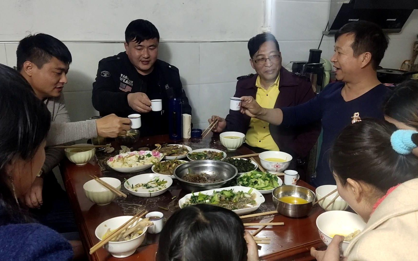 农村大哥请朋友们吃饭,薄菜厚酒准备上,听听他的祝酒词咋样