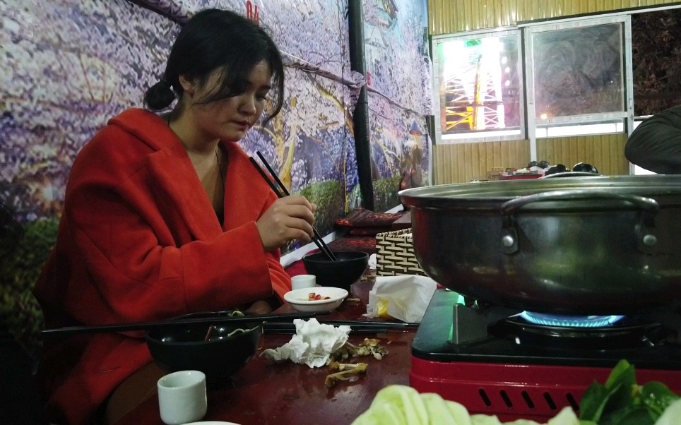 和越南女孩一起吃火锅,她们太漂亮,我紧张的都不敢说话