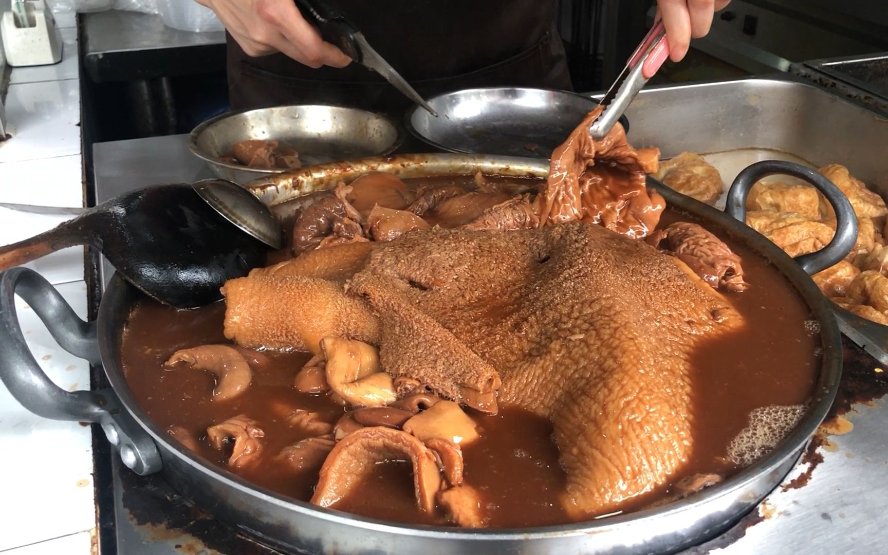 来佛山吃五香牛杂,1碗25元,顺德大姐从早站到晚,顾客:真好吃