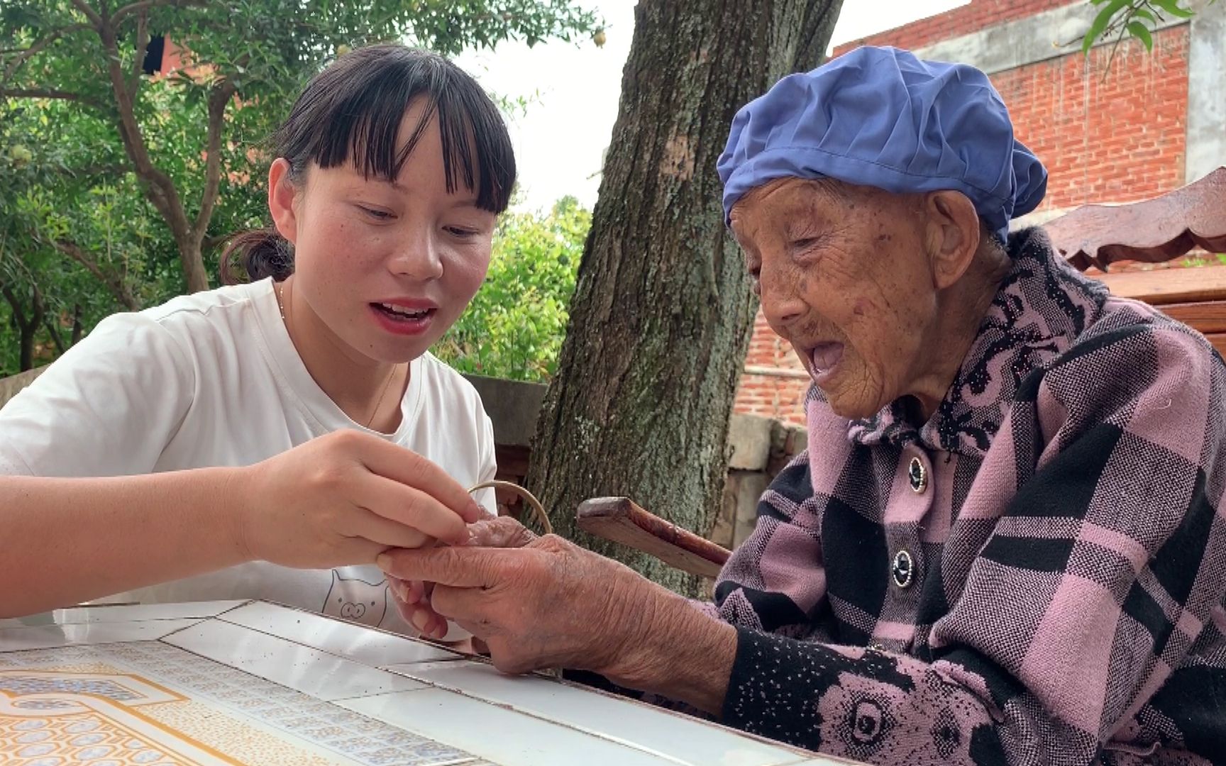 [图]孙媳悉心照料95岁奶奶，奶奶心疼孙媳，把珍藏几十年的宝贝交给她