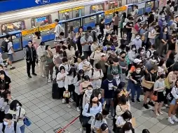 Скачать видео: 再多人都井然有序的台北地铁