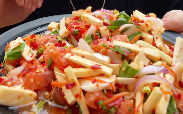 小老虎的泰国行万物皆可凉拌椰子树都凉拌了搭配三文鱼一起还挺好吃