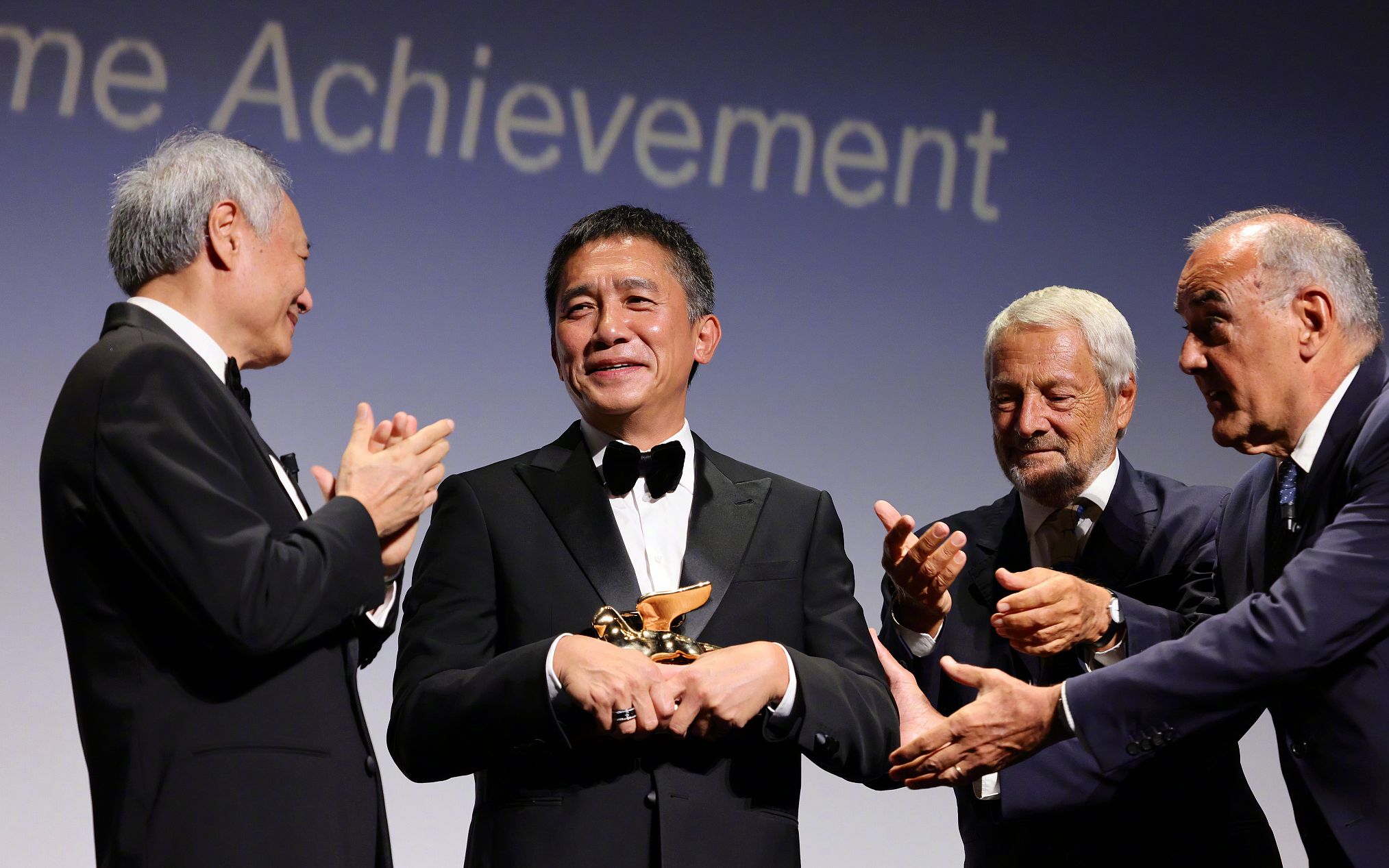 李安导演为梁朝伟颁发威尼斯电影节终身成就金狮奖