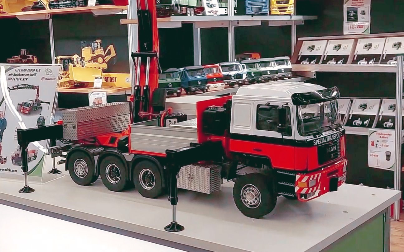 镭速man f2000卡车,挖掘机等模型实拍