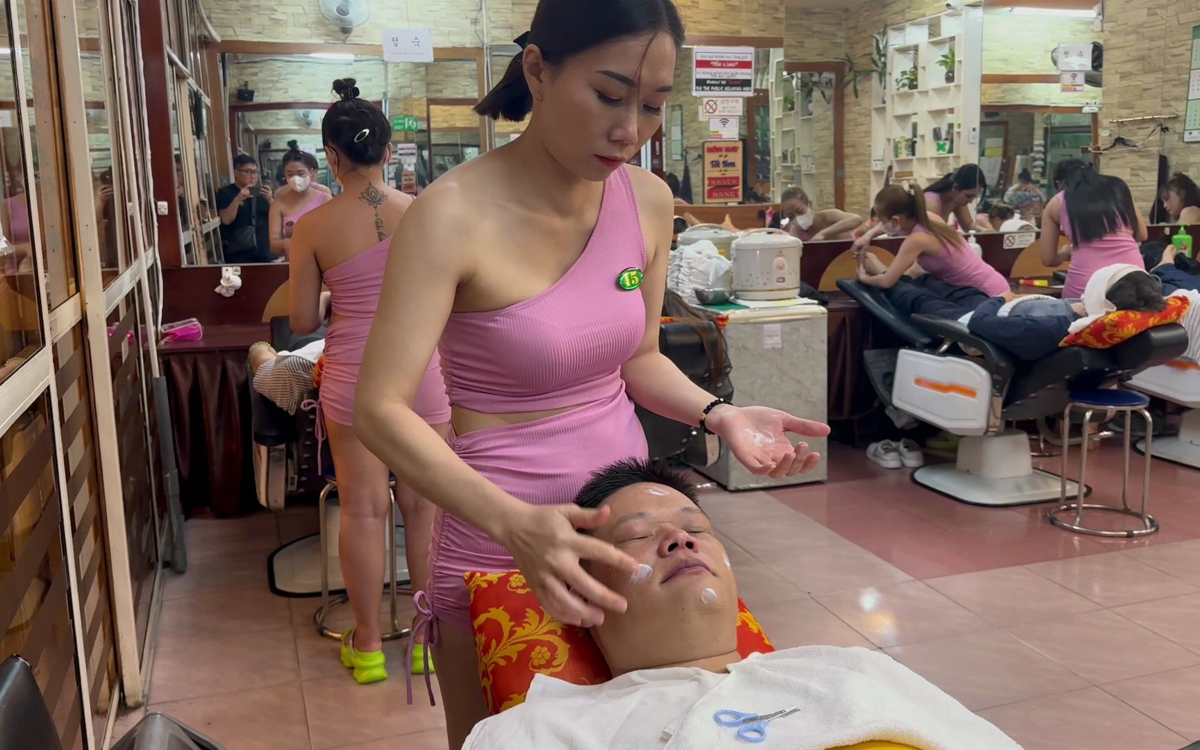 探索越南西贡辣妹洗头,为大哥们来越南探店踩坑,下次要约31号小妹