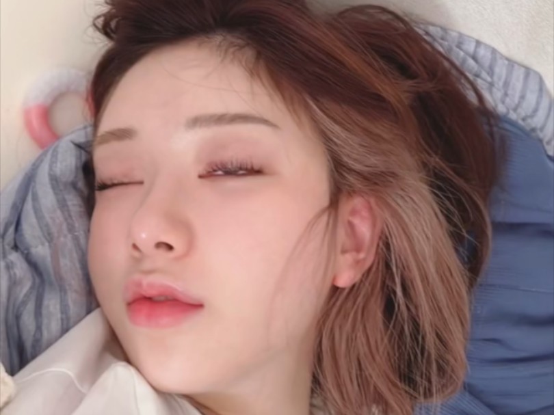 女孩睁眼睡觉被翻眼皮