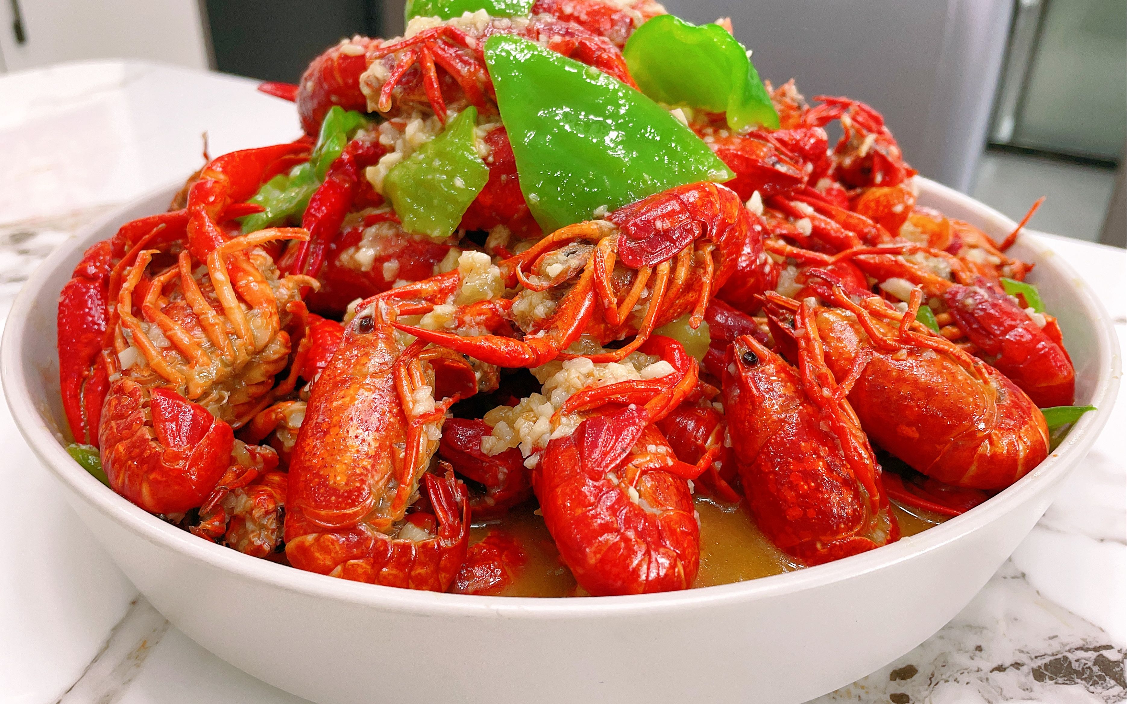 这才是正宗的蒜香小龙虾的做法,切记小龙虾直接下锅煮,真好吃