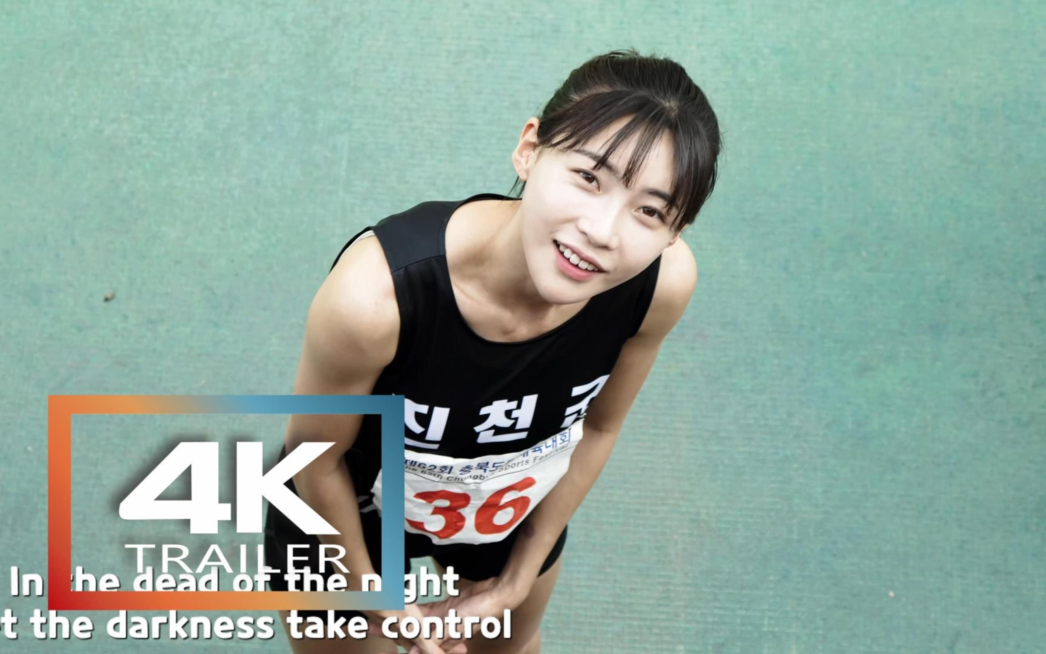 田径场上有腹肌的甜美小姐姐