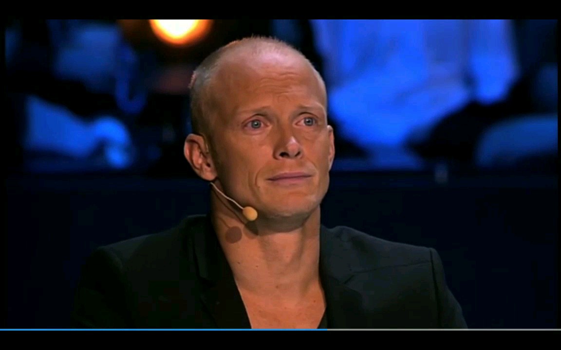 没有歌词的吟唱让评委落泪 外国达人秀