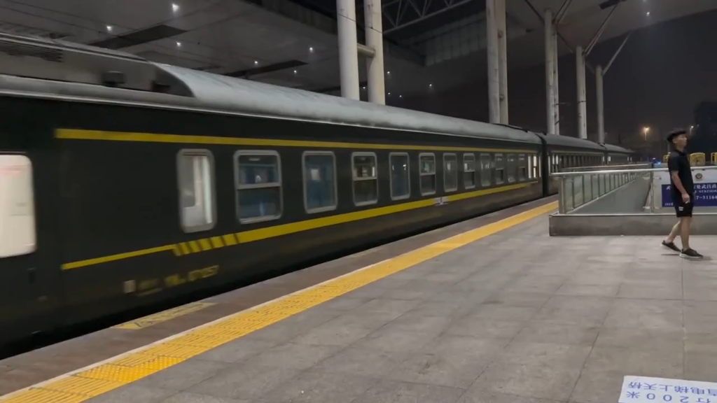 hxd1d牵引南极国际列车t128进武昌站