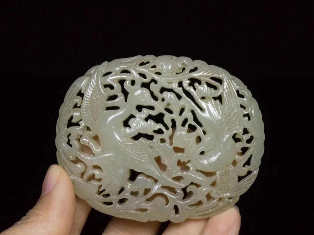 和田玉镂空雕穿云鹤玉佩