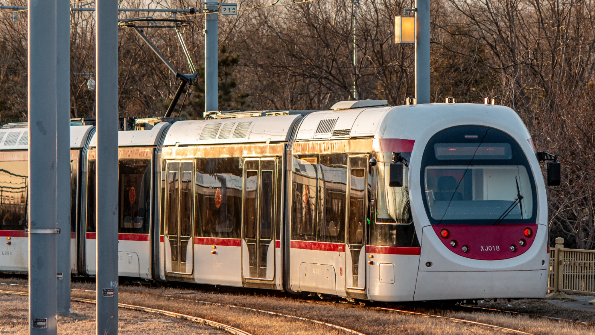 西郊线列车出颐和园西门站前往香山方向